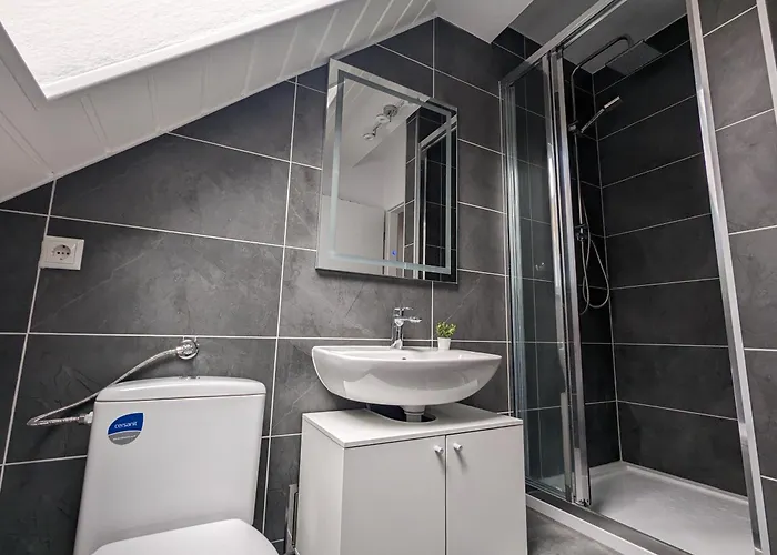 Helles 2-zimmer-apartment In - Free Wifi & Parking Apartamento